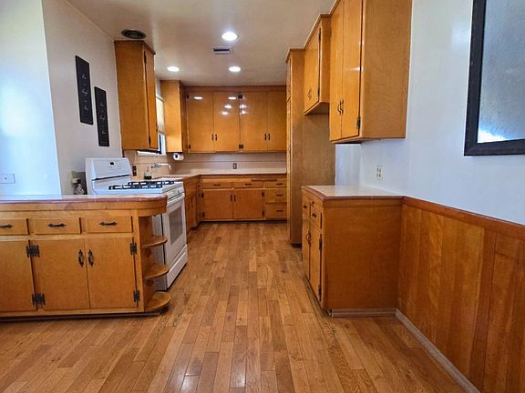 4th image of 726 N Foxdale Ave