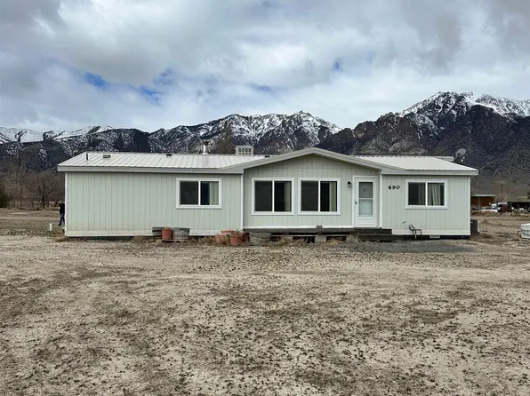 690 N Manley Ln, Round Mountain, NV 89045