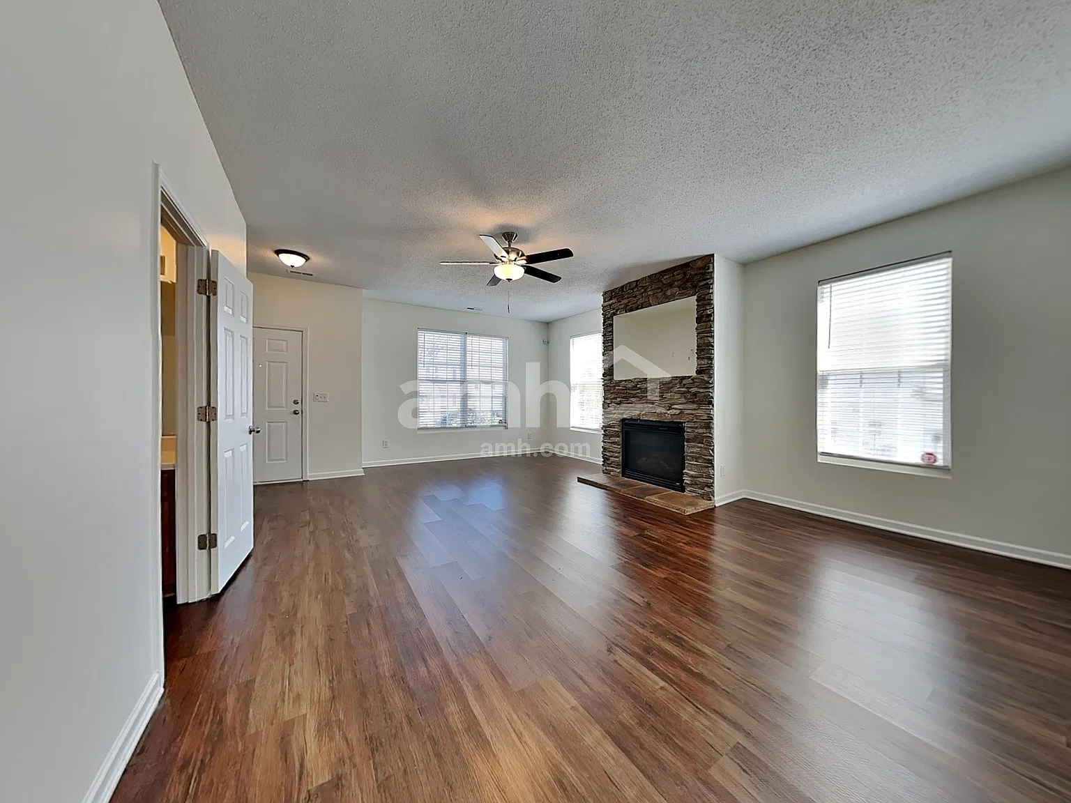 4 bed, 2.5 bath, 2516 sqft, $2,270 — Photo 4