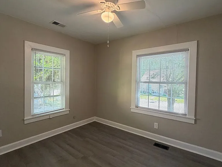 208 Linwood Dr — Photo 5