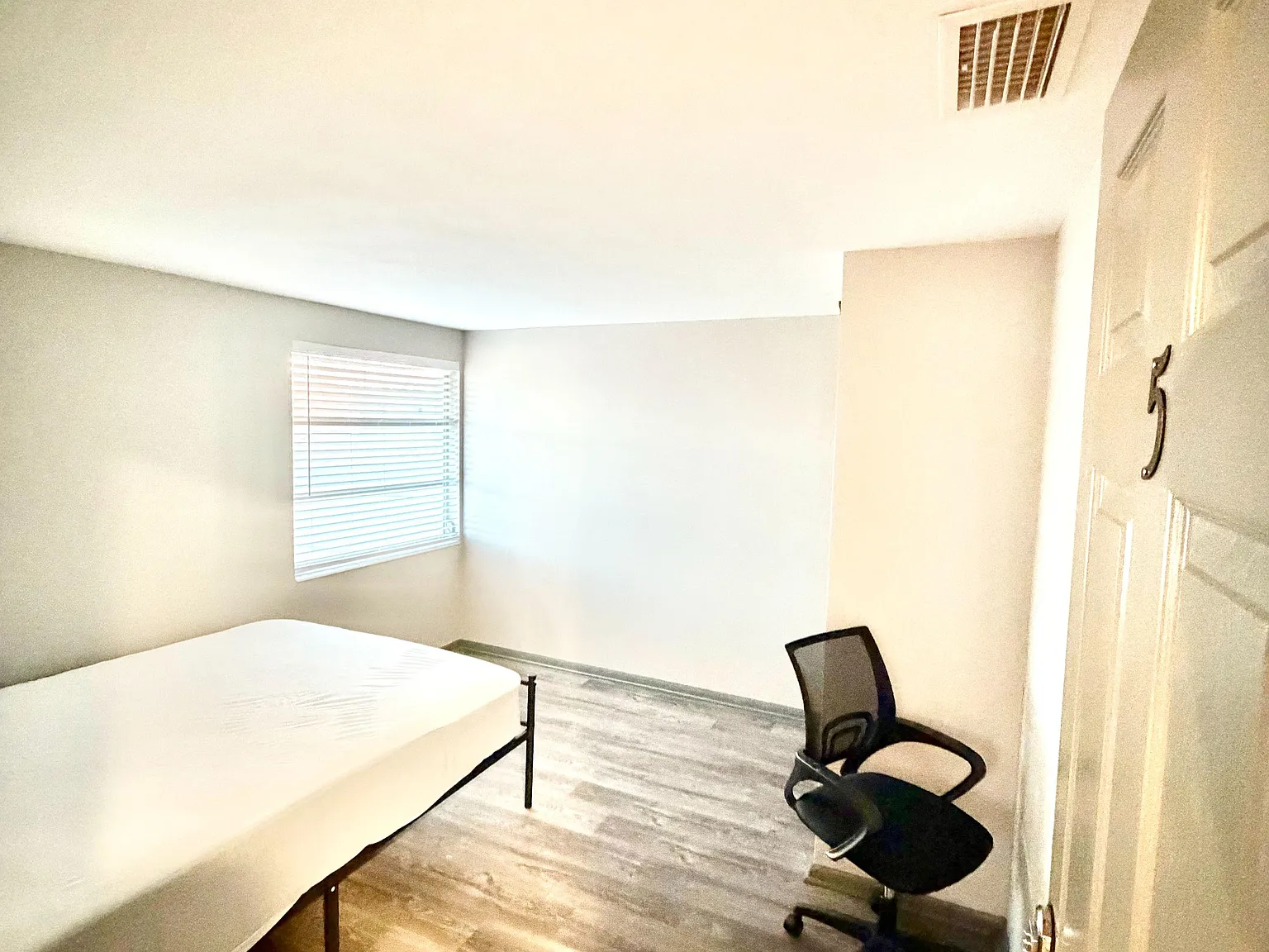 4 bed, 2.0 bath, 1275 sqft, $940 — Photo 2