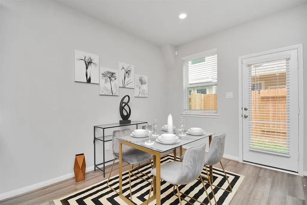 3 bed, 2.5 bath, 1939 sqft, $2,600 — Photo 2