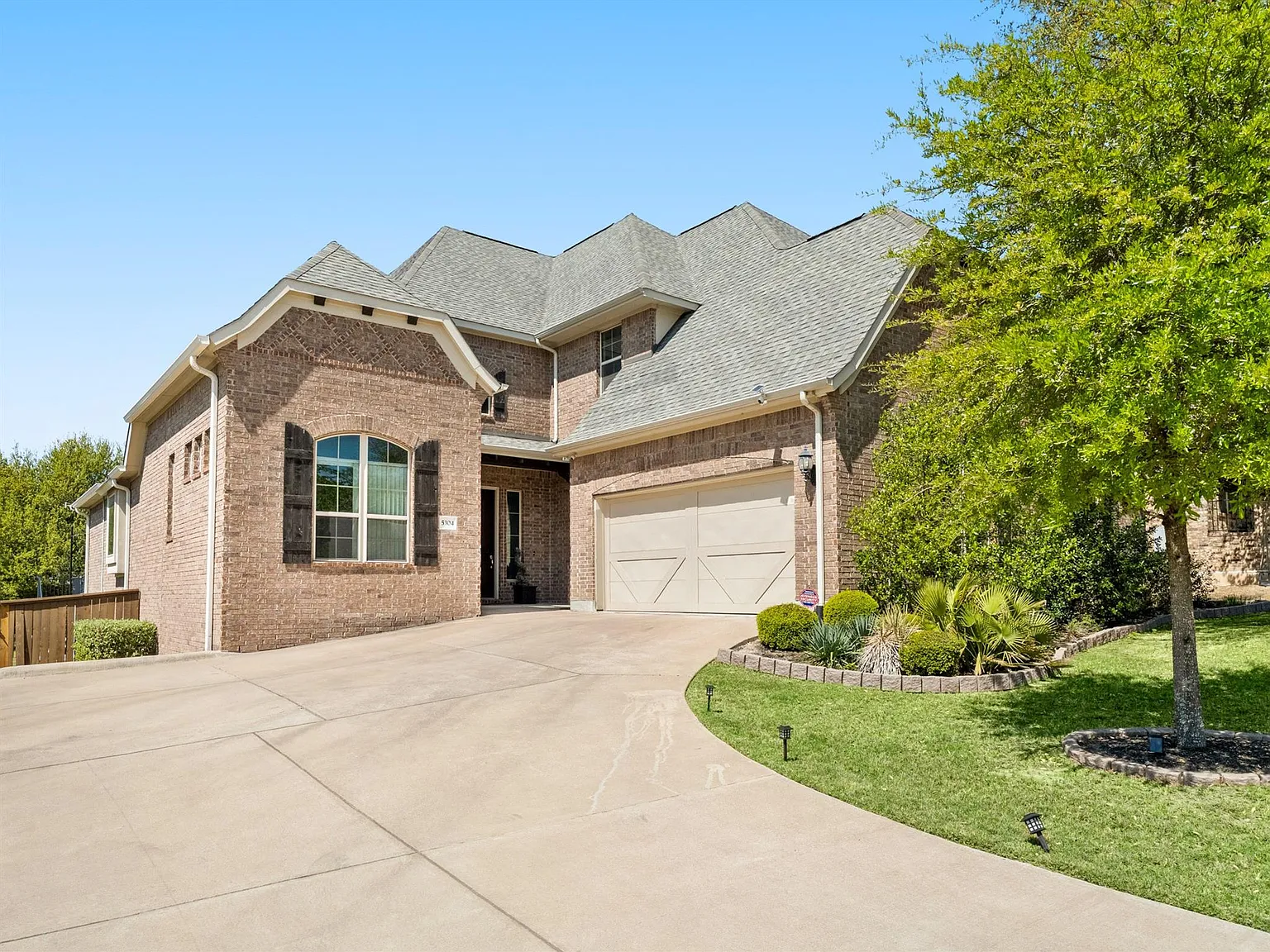 4 bed, 4.5 bath, 4091 sqft, $5,900 — Photo 2