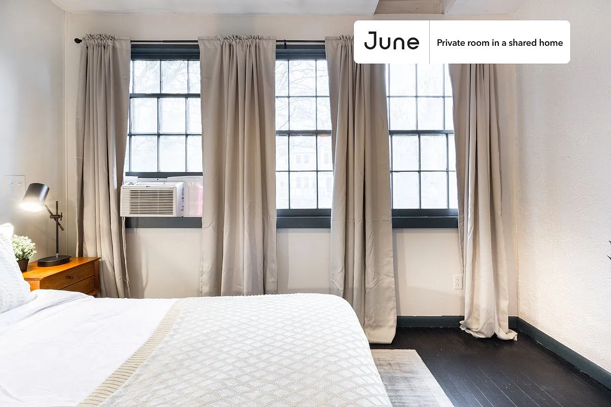 Queen bedroom in 5 bed/2 bath home in Cleveland Park #333 E — Photo 3
