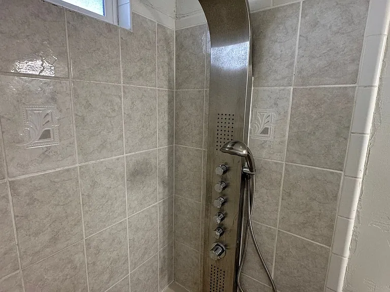 906 E Elm St — Photo 12