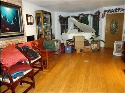 324 Midvale Ave photo 1