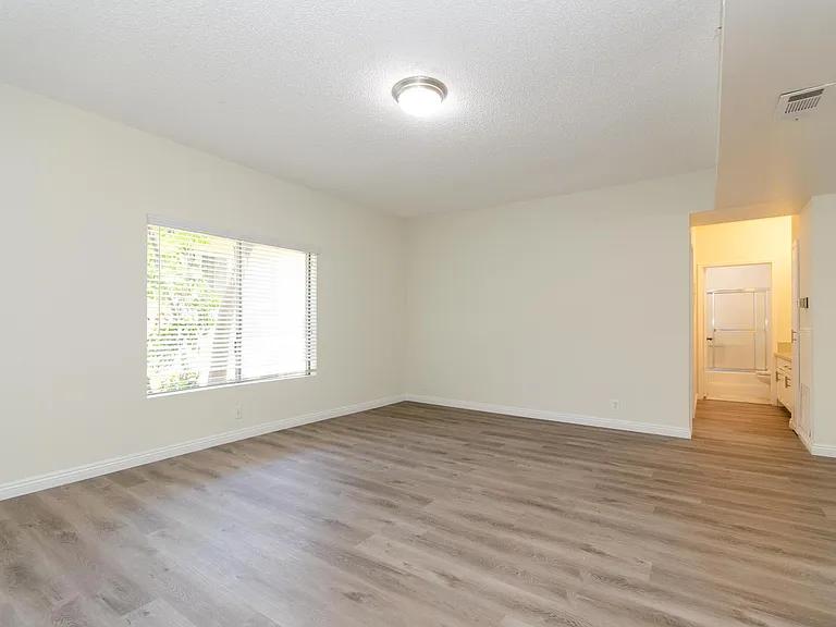 1939 Beloit Ave #103 — Photo 10
