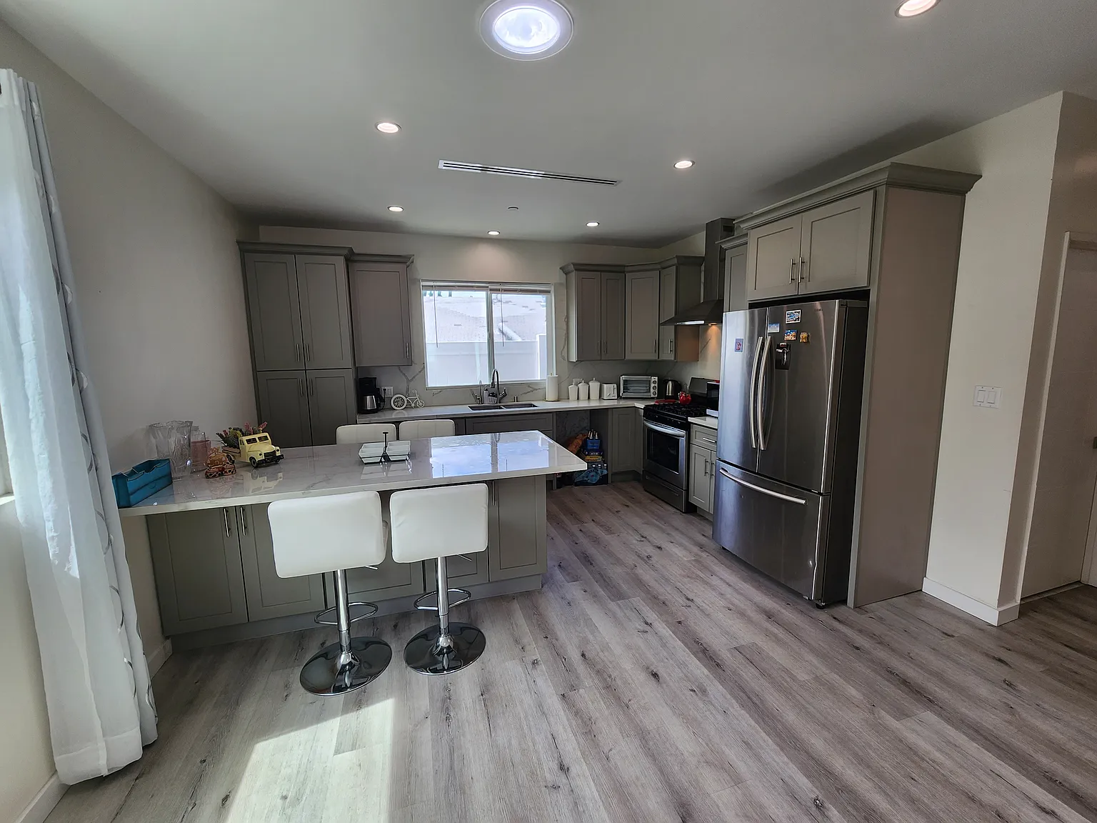 2 bed, 1060 sqft, $3,000 — Photo 4