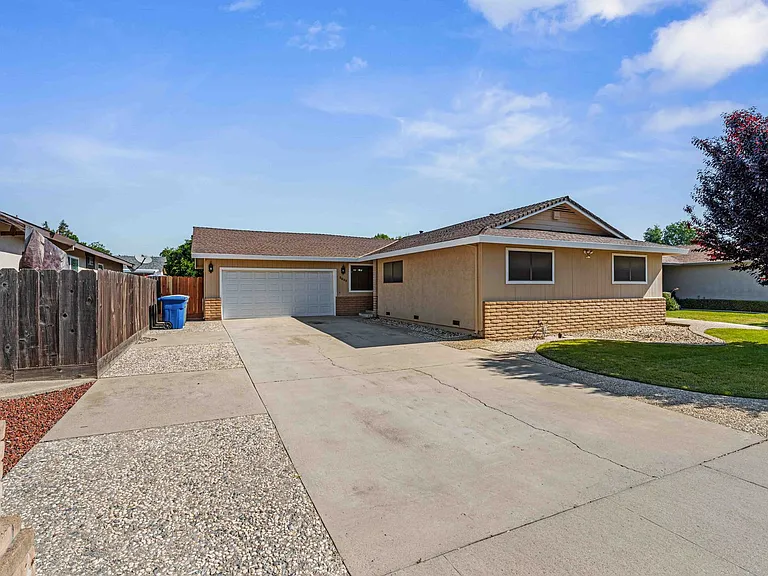 2025 Sweetwater Dr — Photo 1