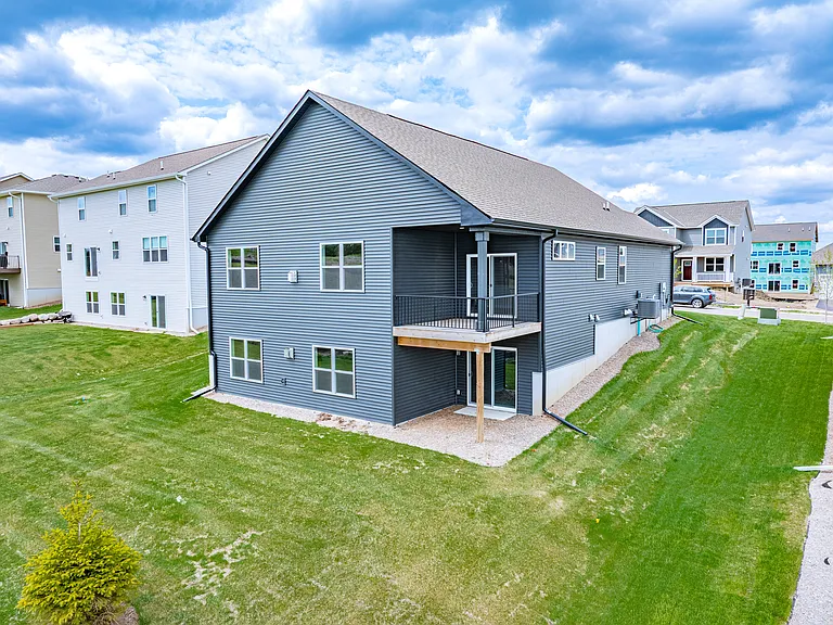 717 Winterberry Ln — Photo 6