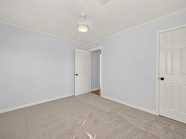 714 E Humble St — Photo 16
