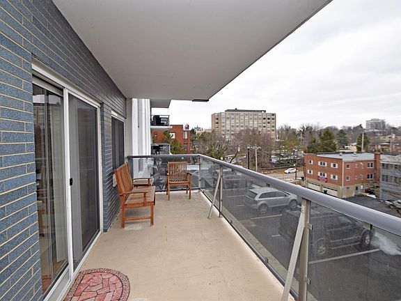 3rd image of 2200 Victory Pkwy Unit 706