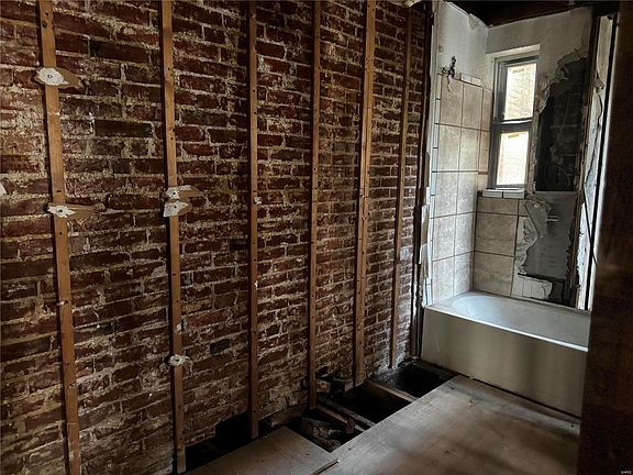 5th image of 5069 Vernon Ave