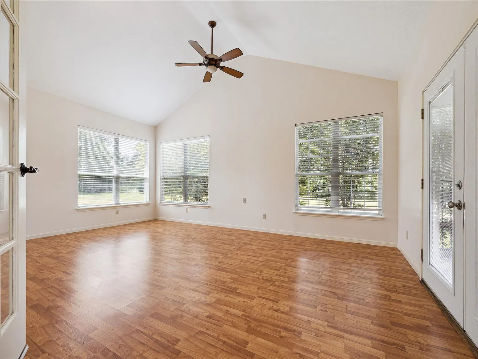 3 bed, 2.5 bath, 1948 sqft, $3,000 — Photo 2