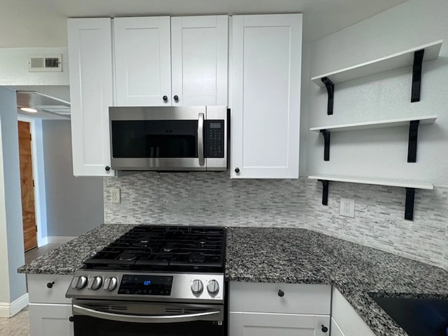 Beautiful Condo Near Shoreline & Downtown. — Photo 2