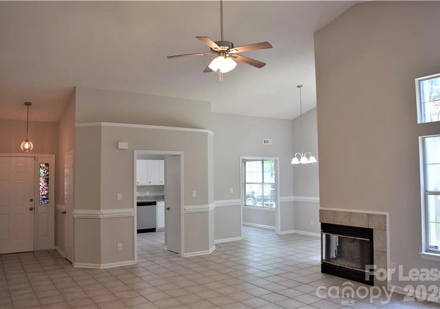Home w/ Great curb appeal, all one level living — Photo 4