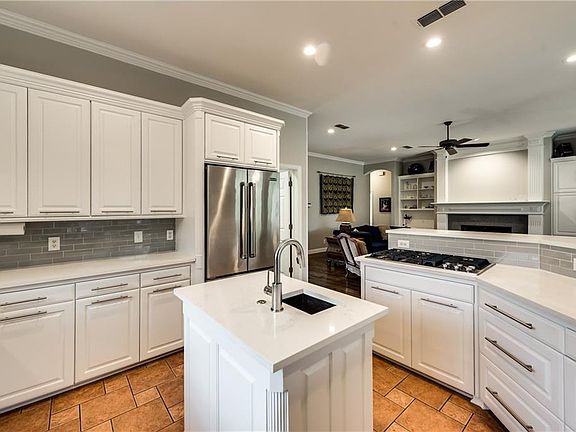 5th image of 207 W Greenbriar Ln