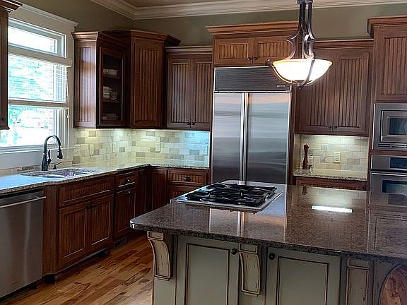 Kitchen w/Large Island