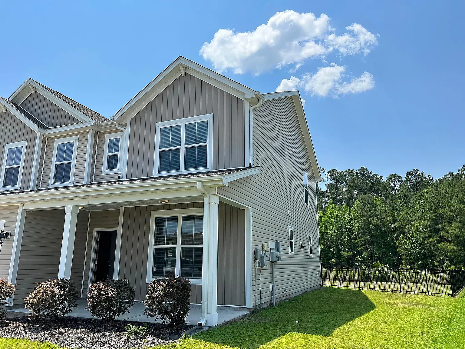 4 bed, 3.5 bath, 2569 sqft, $2,500 — Photo 2