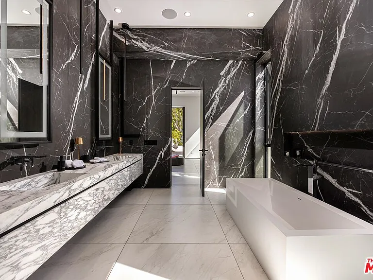 621 N Rodeo Dr — Photo 23