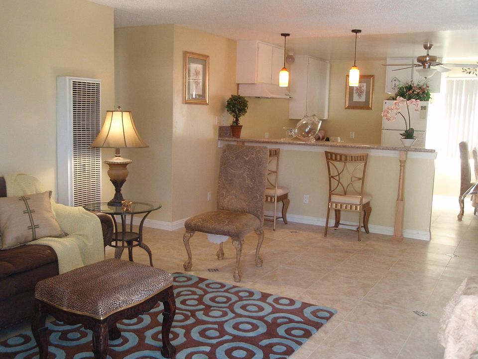 Living room with Bar.