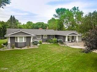 6415 Lake Dr, Grand Forks, ND 58201
