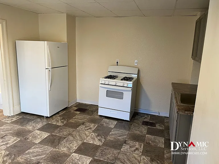 612 W 11th St | Tenant Pays Electric Only — Photo 4