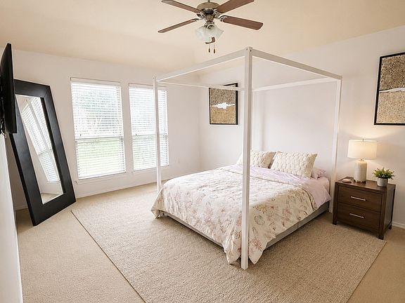 2nd image of 817 Post Oak Trl
