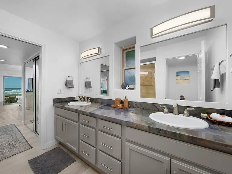 3901 Ocean Front Walk — Photo 2