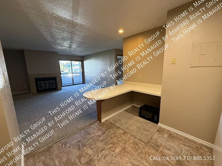 2 bed, 1.0 bath, 940 sqft, $1,050 — Photo 4
