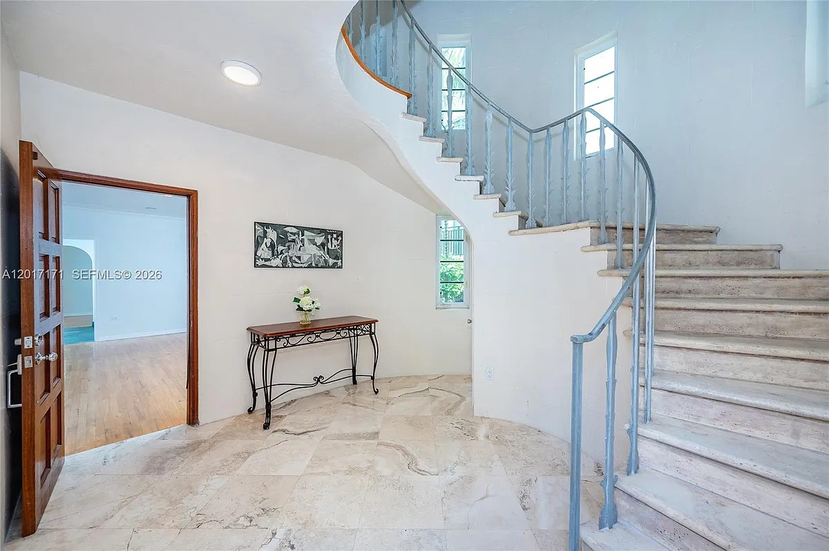 Building Photo - 32 Calabria Ave #1