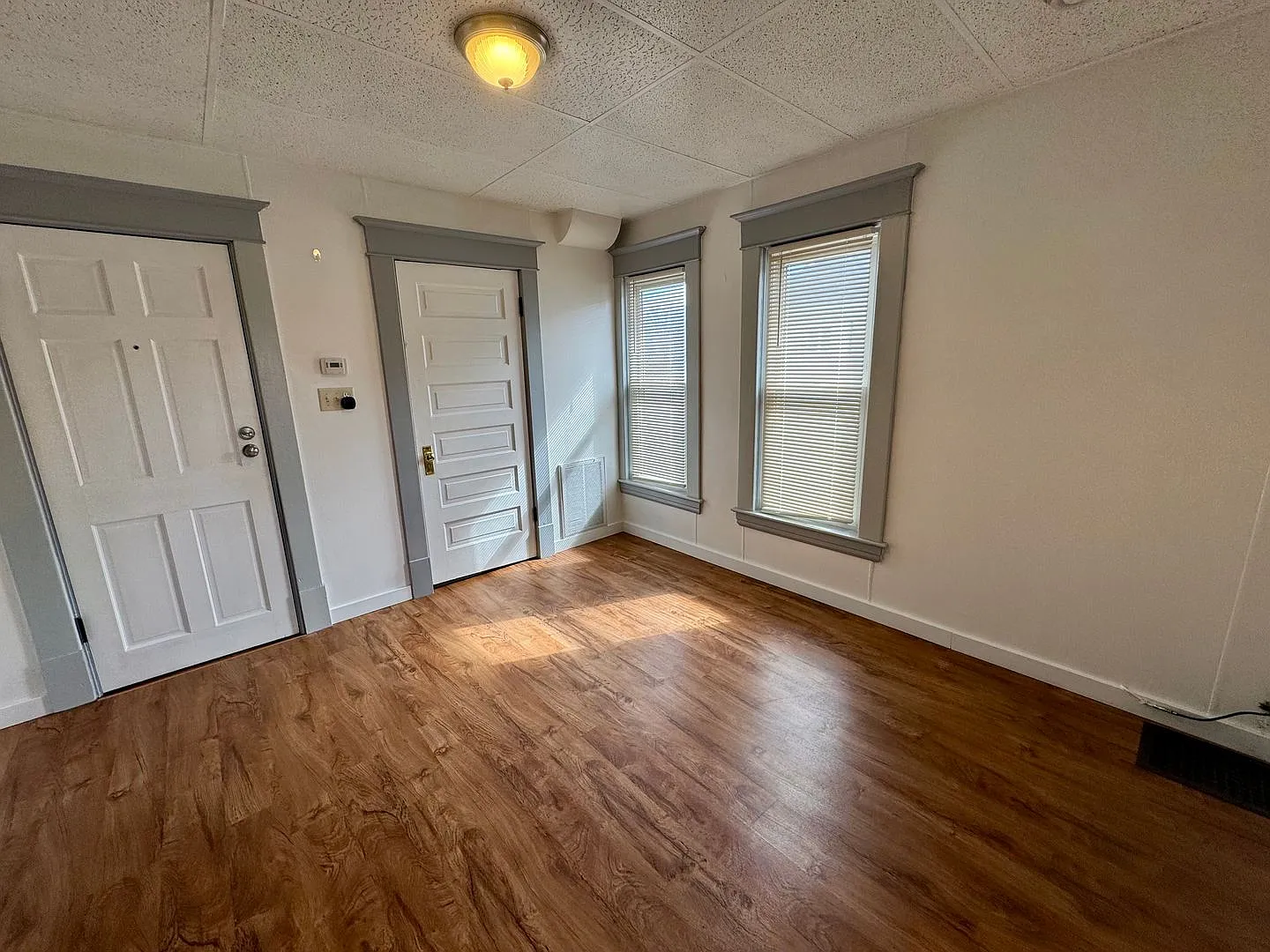 937 Leonard NW — Photo 3