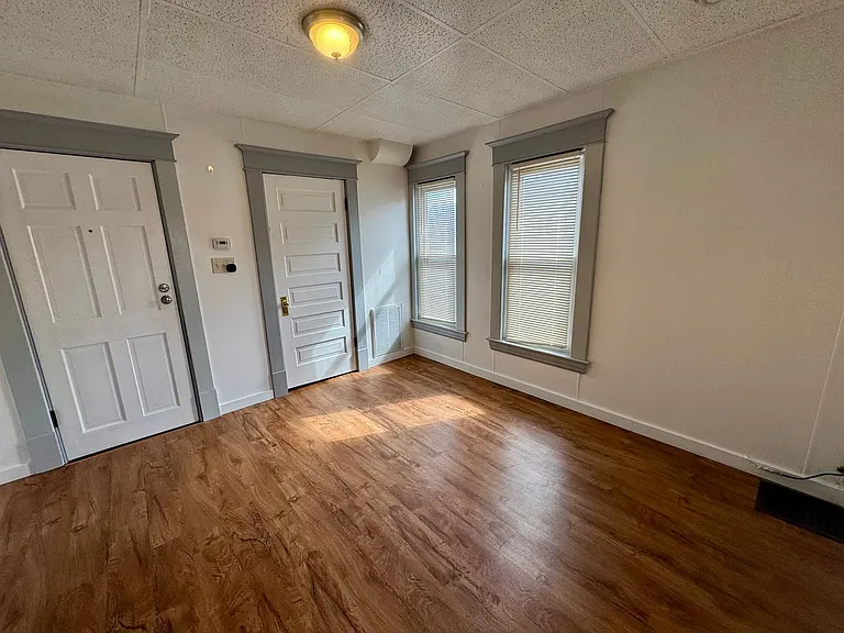 937 Leonard NW — Photo 2