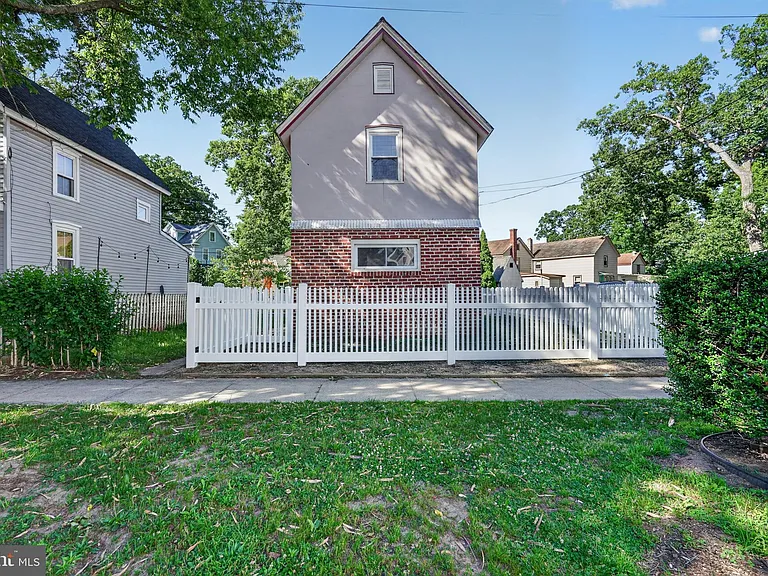 136 5th Ave — Photo 31