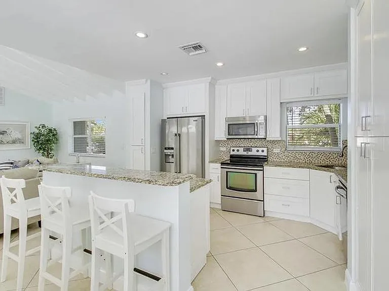 1310 Manor Dr — Photo 2