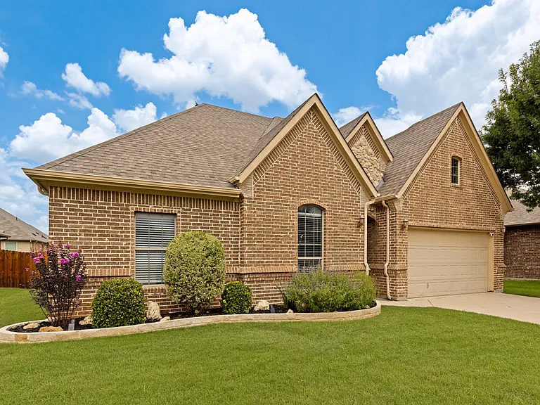 455 Chisholm Trl — Photo 2