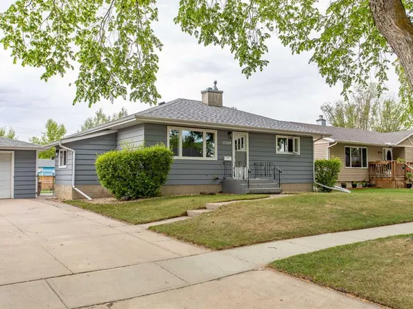 5709 N 49th Ave, Lacombe, AB T4L 1M4