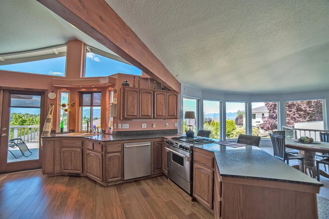 1547 Upland Pl photo 1