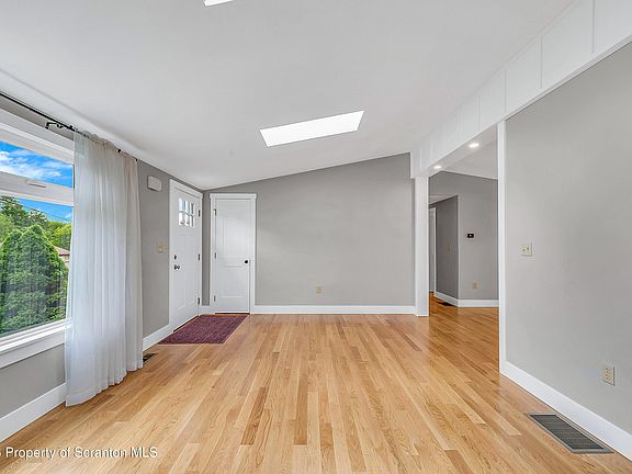 3rd image of 407 Kingsley Blvd