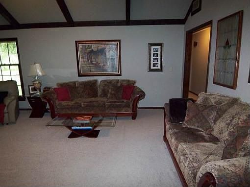 4th image of 402 White Oak Dr