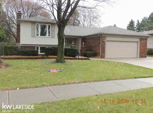 3975 Kings Point Dr, Troy, MI 48083