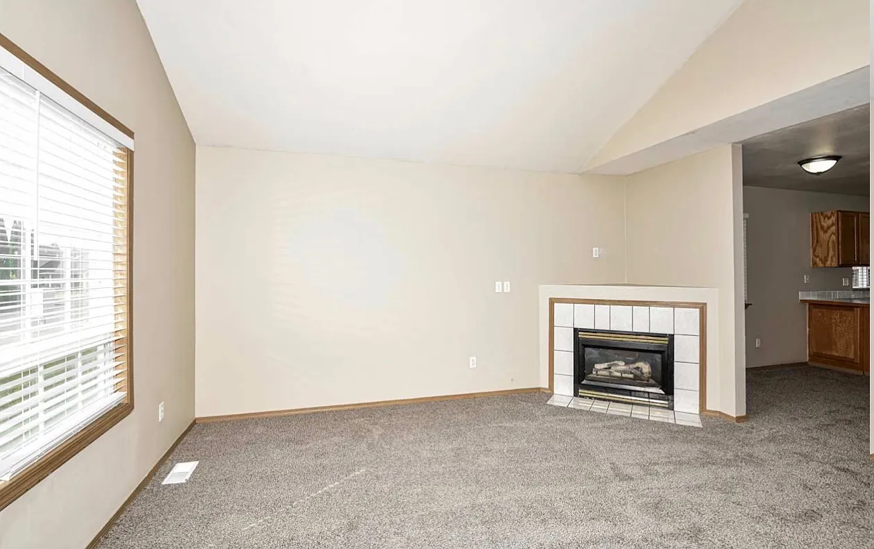3 bed, 1258 sqft, $2,639 — Photo 3