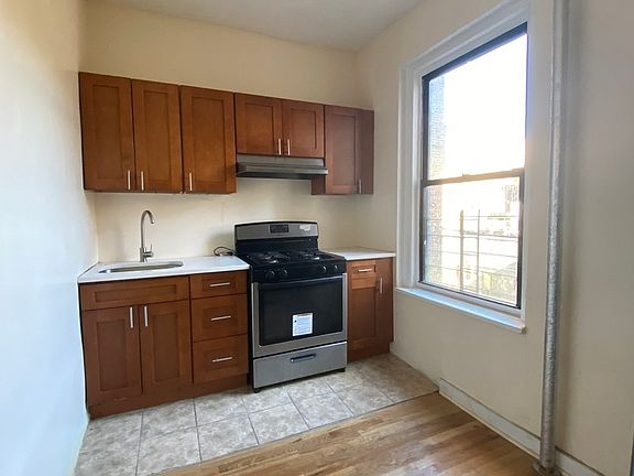 3rd image of 1035 45th St #1F