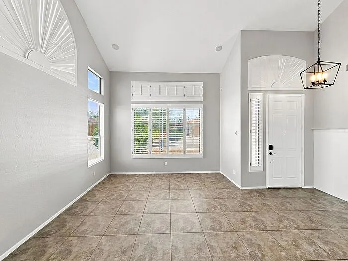2181 E Westchester Dr — Photo 5