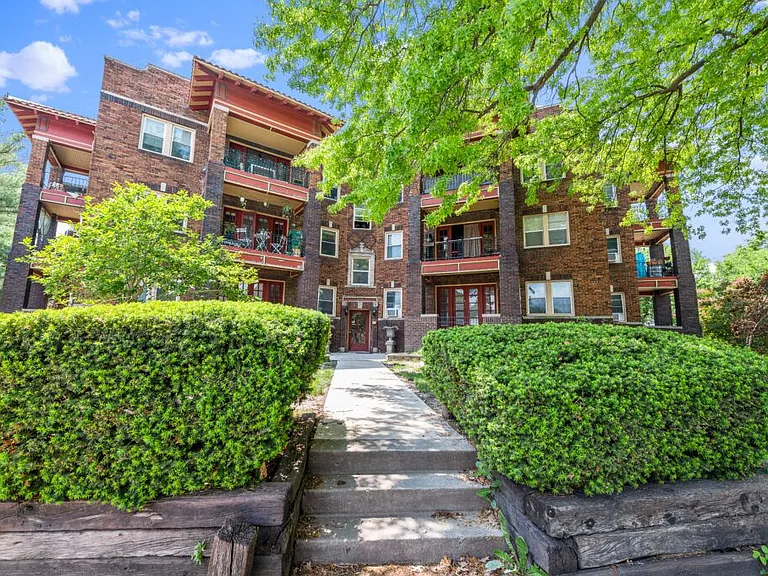2732 Charlotte St — Photo 4