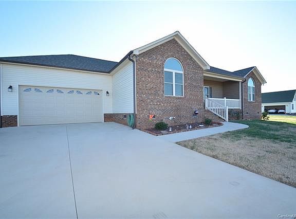 2nd image of 2213 Carriage Lane
