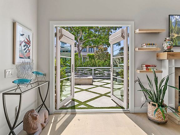 4th image of 409 Poinsettia Ave