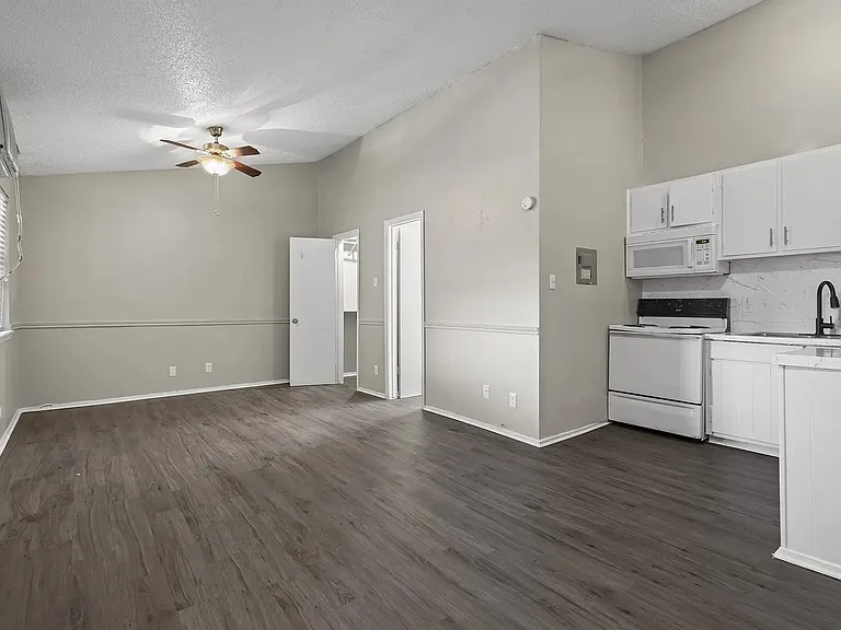 1300 Parker Ln — Photo 4