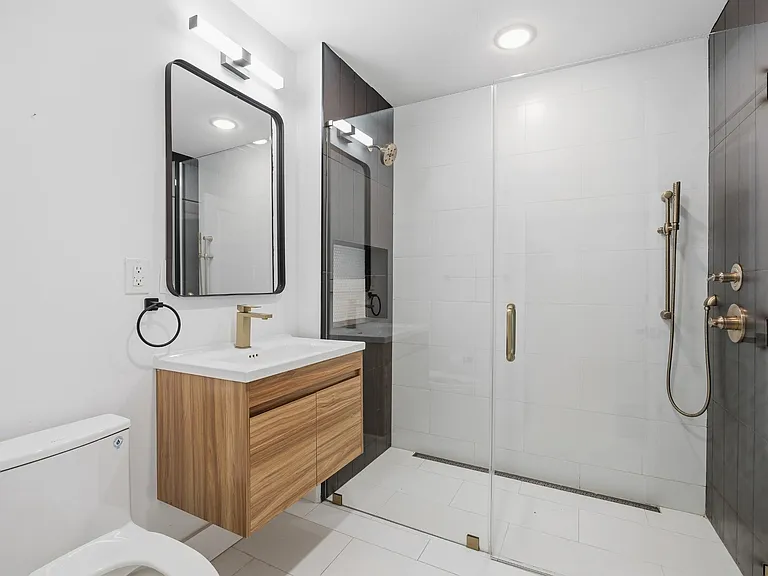 234 Webster Ave #1R — Photo 5