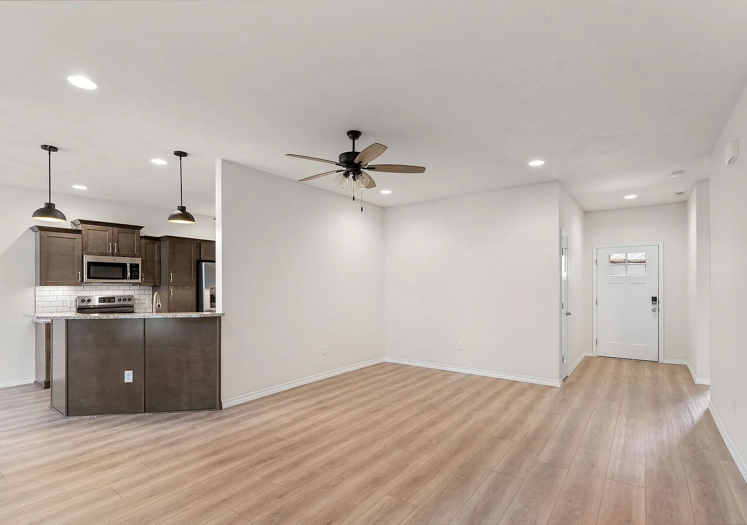 New Luxury 3 Bed 2 Bath 2 Car Garage Duplex — Photo 3